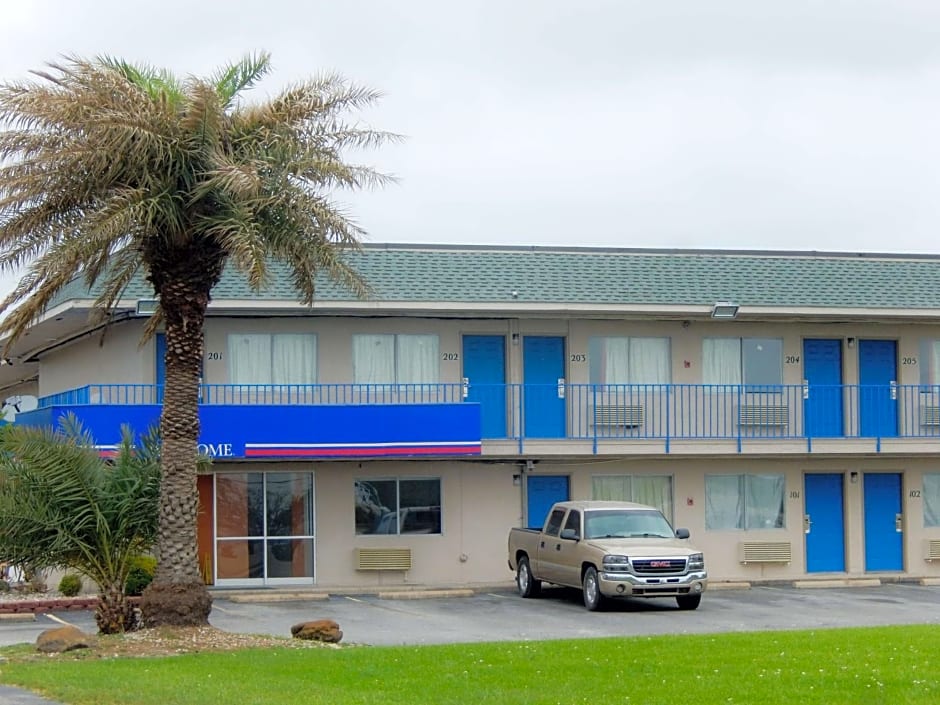 Motel 6 Clute, TX