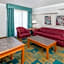 Days Inn & Suites by Wyndham Arlington Heights