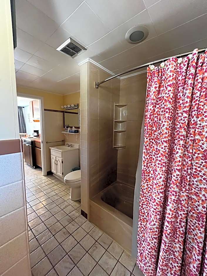 Claddagh Motel & Suites