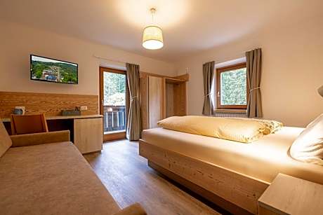 SAN PIETRO DOLOMITI Small Budget Hotel