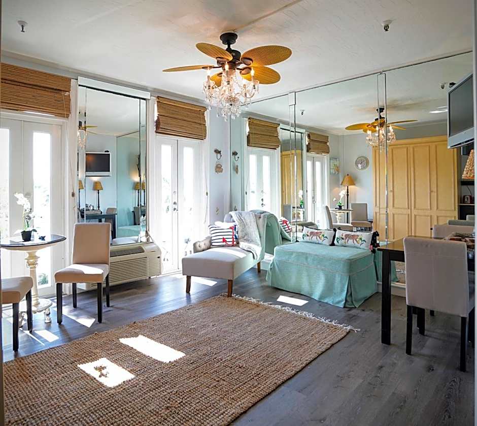 Palm Beach Hotel with Juliette Balconies! 2 blocks from beach! Historic Landmark