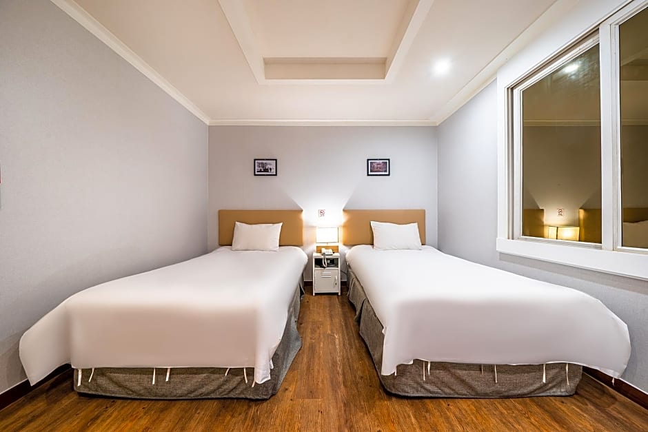 Check Inn Hotel