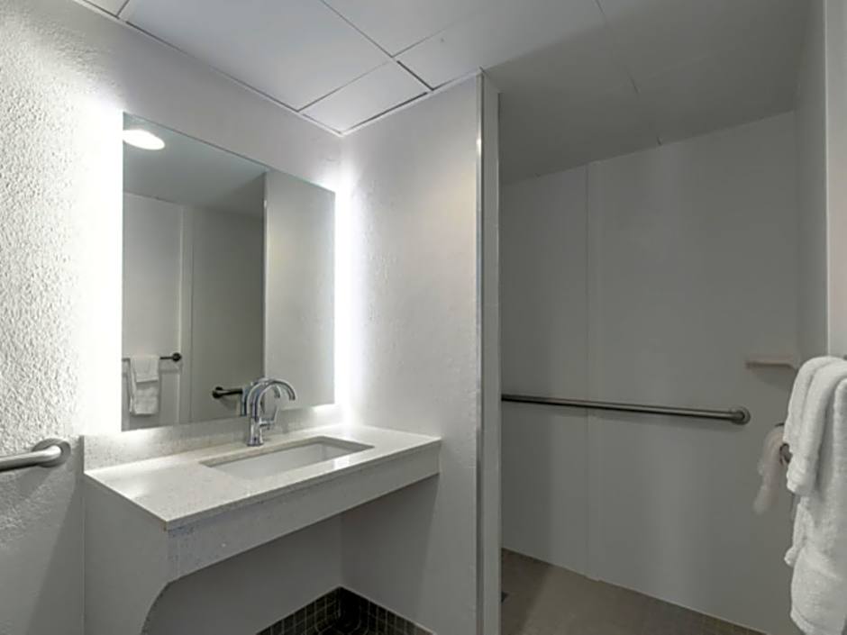 Baymont by Wyndham White Plains - Elmsford