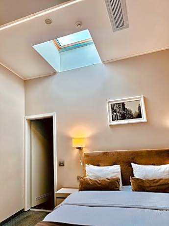 Attic Deluxe Double Room with Window Ceiling