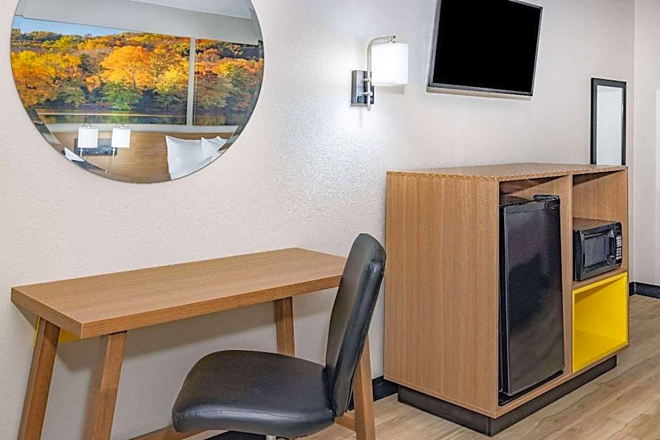 Days Inn by Wyndham Spartanburg Waccamaw