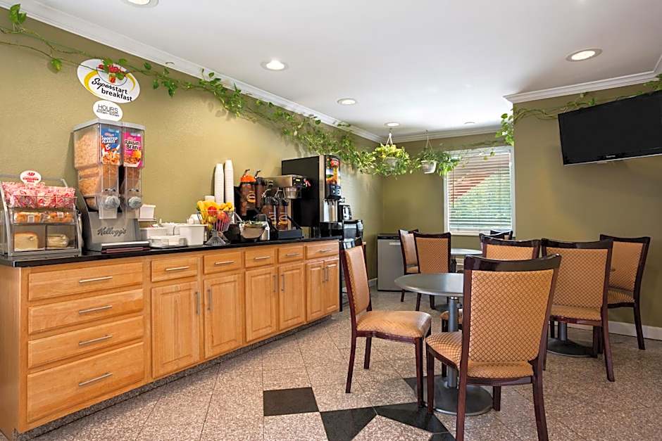 Super 8 by Wyndham Indianapolis-Southport Rd