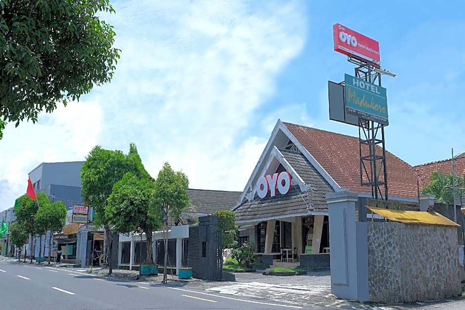 OYO 461 Hotel Madukoro Near RSI Hidayatullah