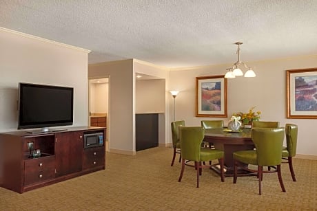 2 Queen Beds 1 Bedroom Suite - Living Room