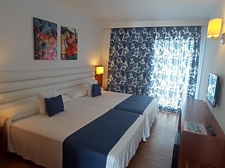 Superior Double Room with Pool and Sea View (3 Adults + 1 Child) 