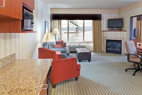 Suite with Panoramic River View