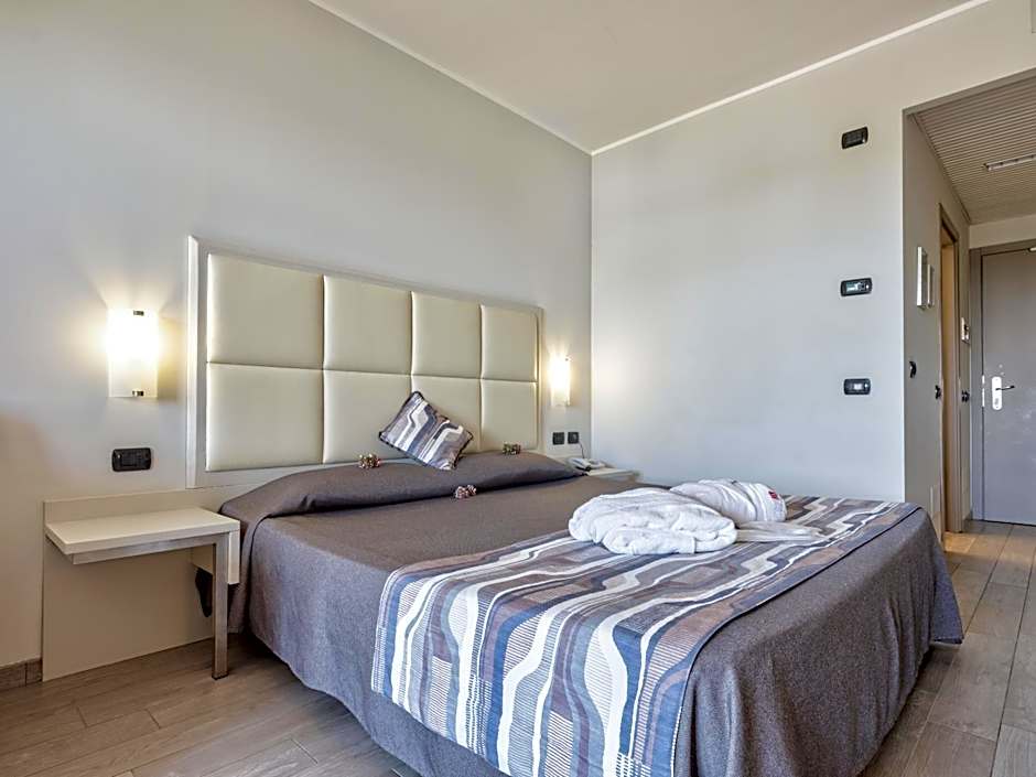 Photo 1 of 6 of Quintuple Room
