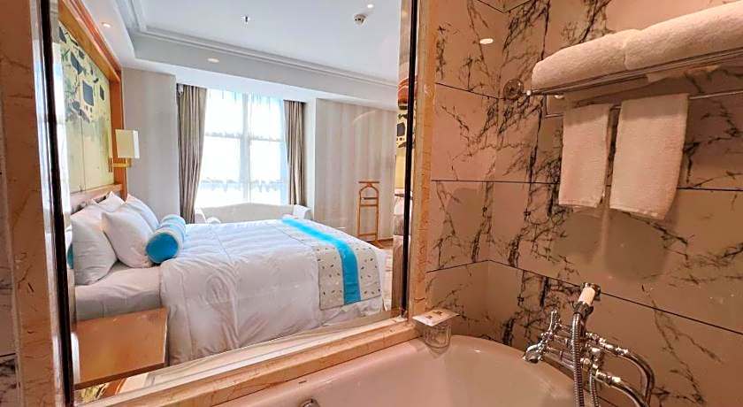 Menshine Gloria Plaza Hotel