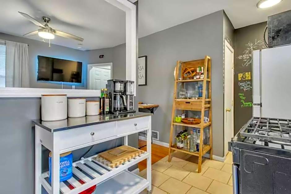 Studio near Arsenal Park l Street Parking