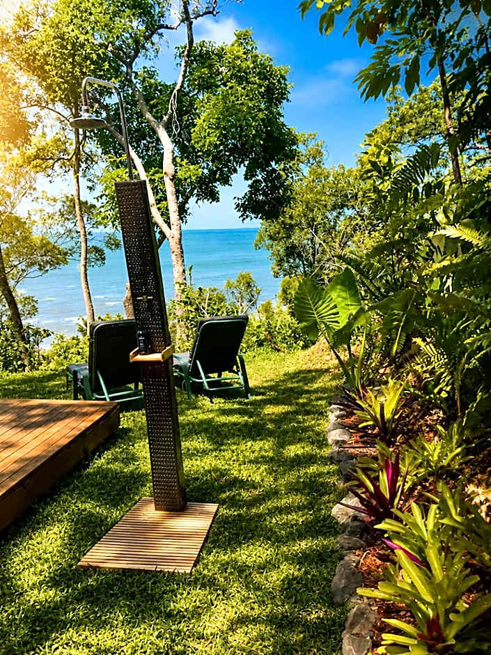 Gunnadoo Holiday Hut with Ocean Views and Jacuzzi