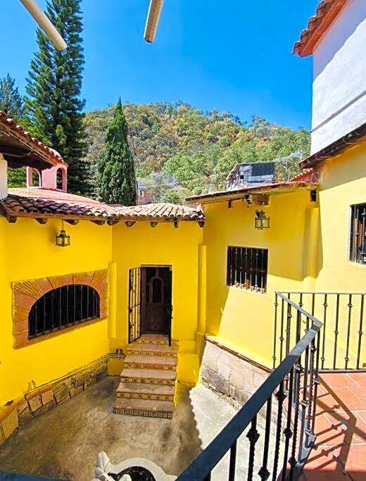 Residencia estilo Californiana Jardín de los Soles