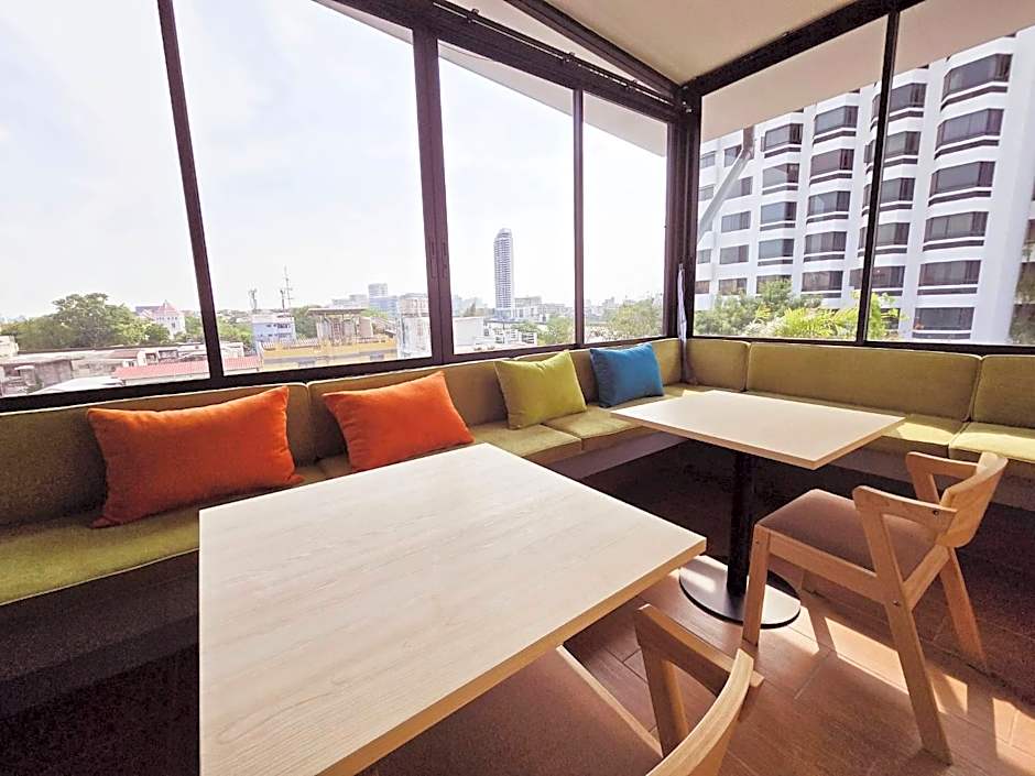 Red Door Samsen Hotel