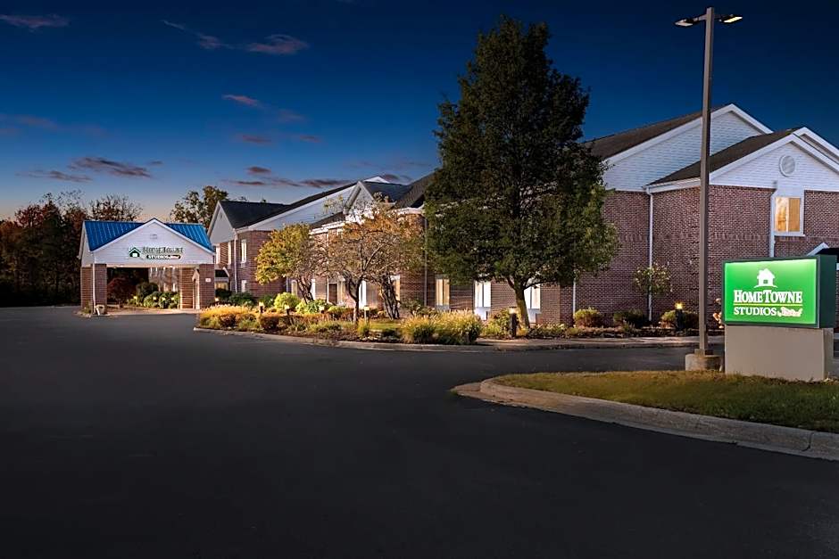 HomeTowne Studios by Red Roof East Lansing - Okemos