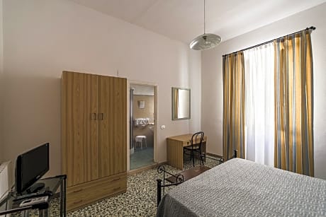 King-Budget-Ensuite with Shower-Street View-MATRIMONIALE INTERNA