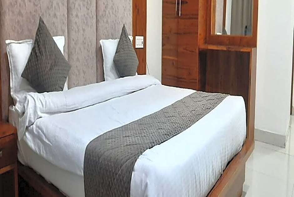 Goroomgo Sunroof Hotel & Banquet Zirakpur