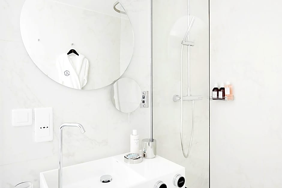 Perpetual Elysee Montaigne