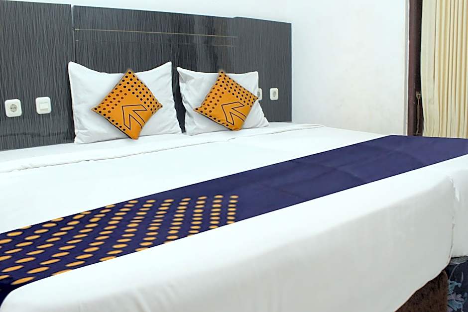 Super OYO 2704 Hotel Transit 2