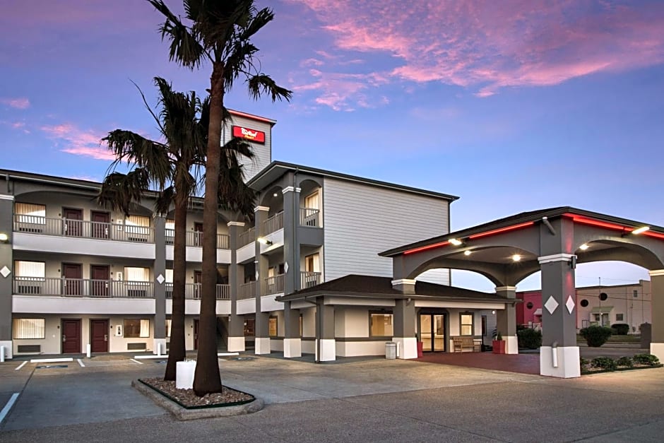 Red Roof PLUS+ Galveston - Beachfront