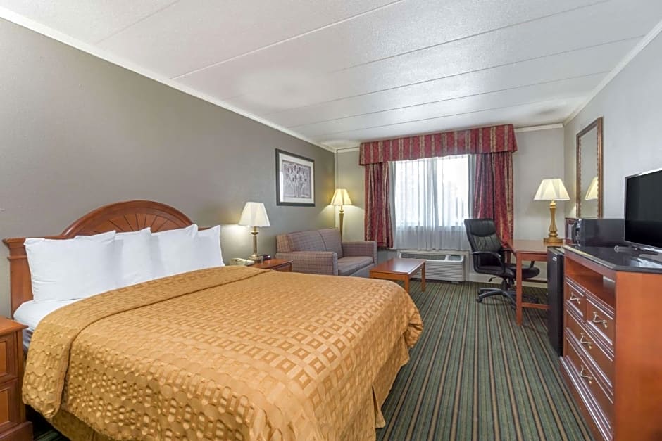 Days Inn & Suites by Wyndham Columbus East Airport