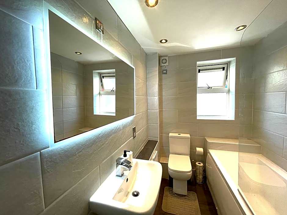 RNM - Business Professionals Stay, Walsall City Centre, 2 Bedroom with ensuite and bathroom, Entire Place, Kitchen & Washroom with amenities, Smart Tv, Easy Access, Fast WiFi, Parking Nearby, Great transport links