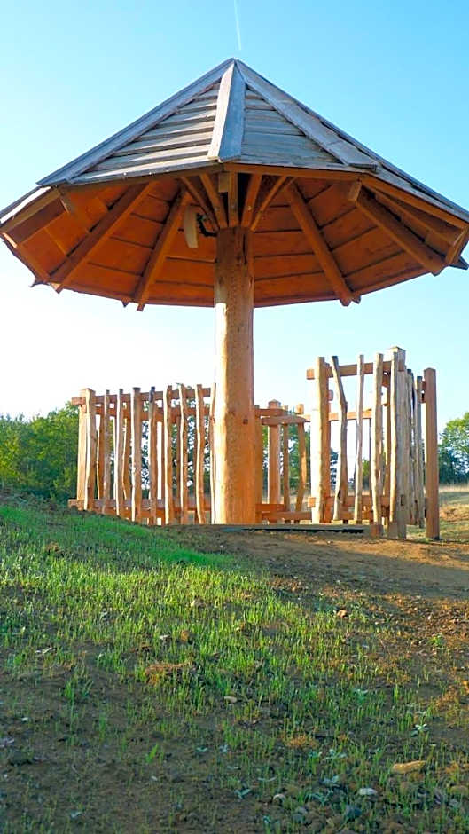 Cabanes hobbit et Figuiers