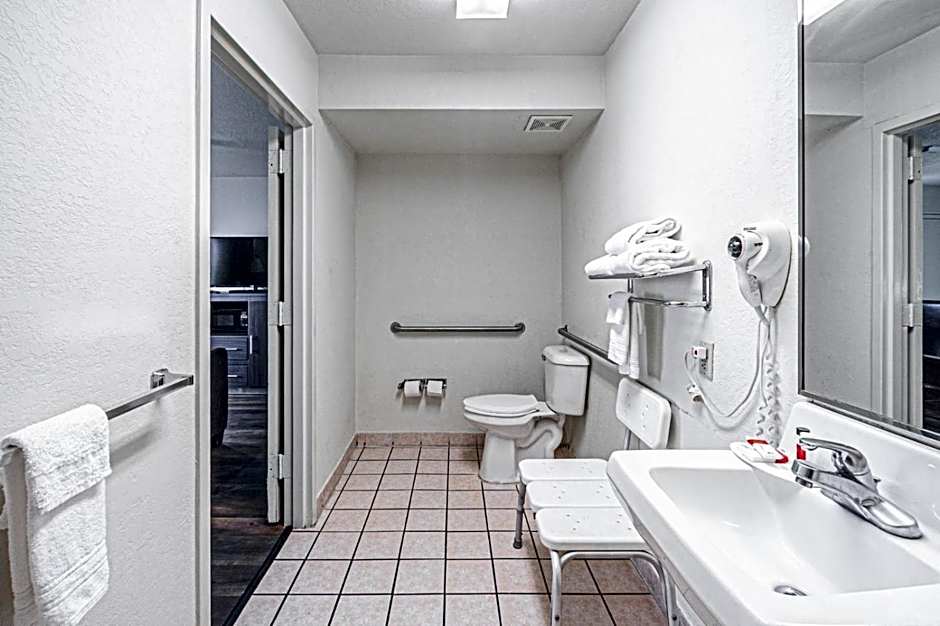 Photo 1 of 6 of 1 King Bed, Mobility Accessible, Bathtub, Nonsmoking