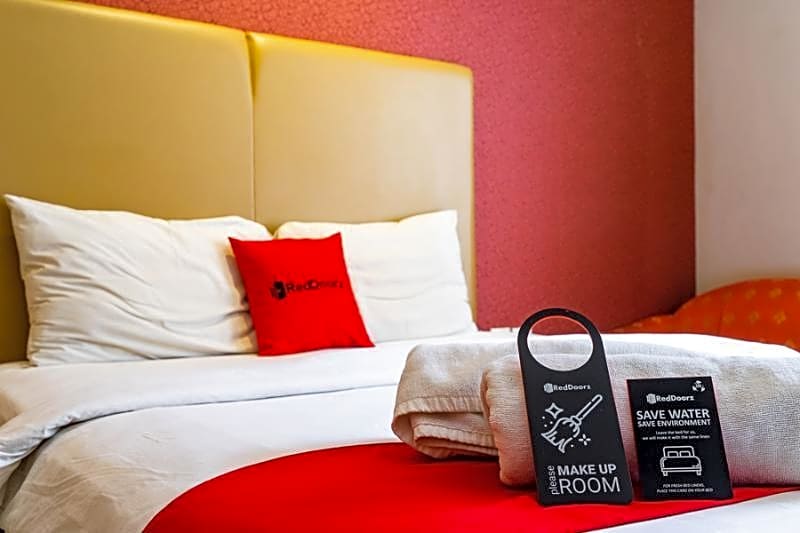 RedDoorz Plus near Blok M Square