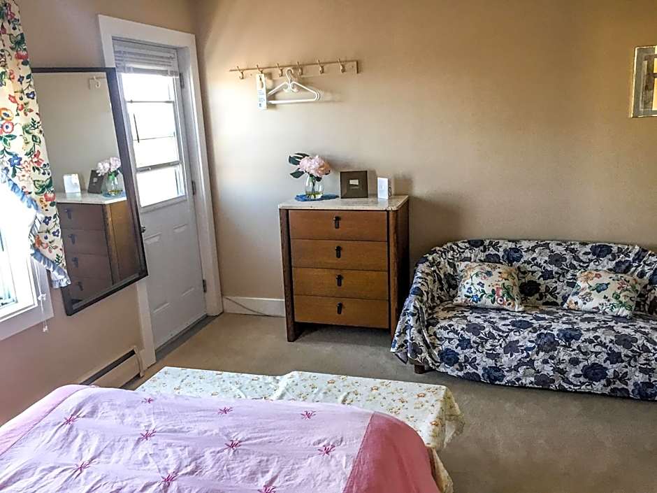 Admiral's Quay Motel & Suites