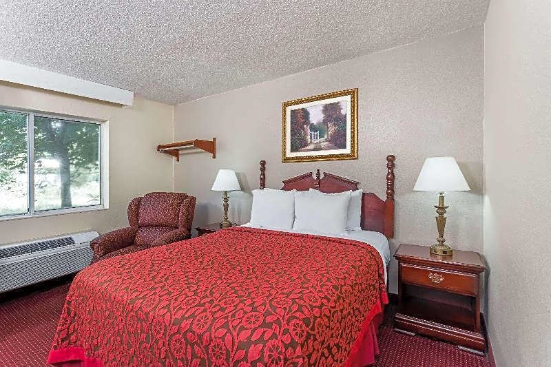 Days Inn & Suites by Wyndham Kaukauna WI