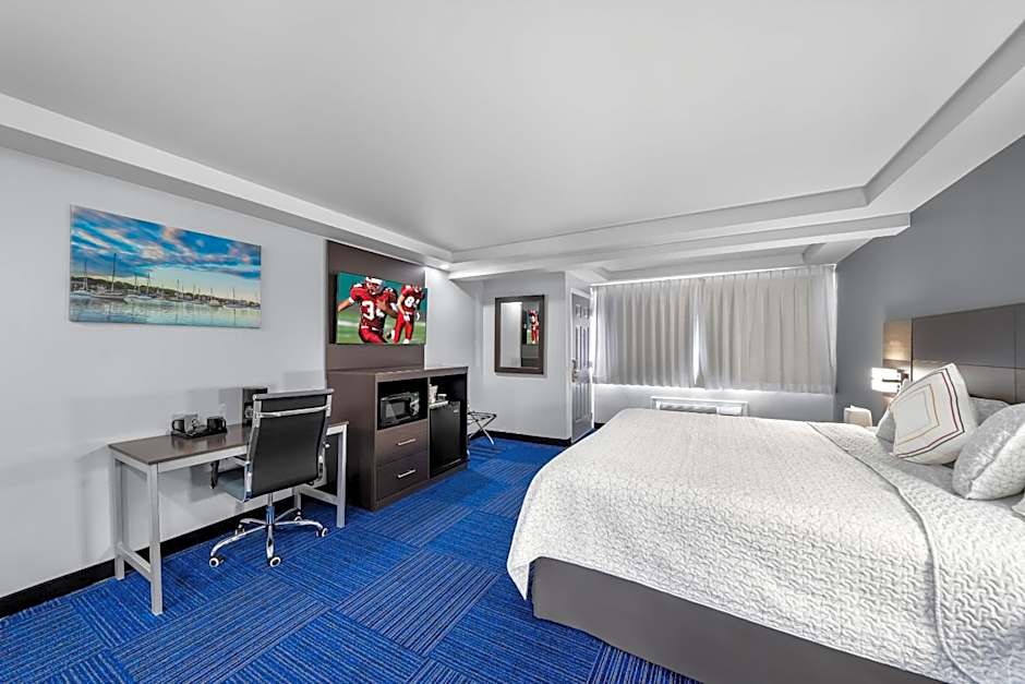 Admiralty Inn & Suites - a Red Collection Hotel