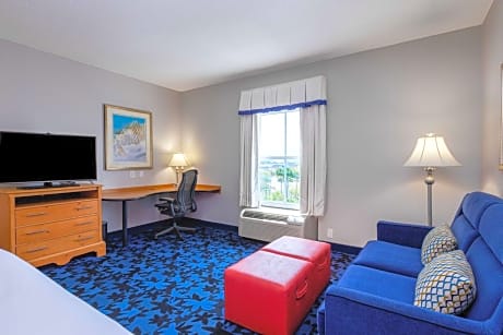 King Studio Suite with Whirlpool - Non-Smoking