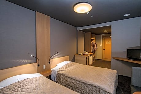 Economy Twin Room with Shared Bathroom - Non-Smoking