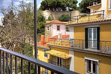 Luxury Twin Suite with Side Castle View