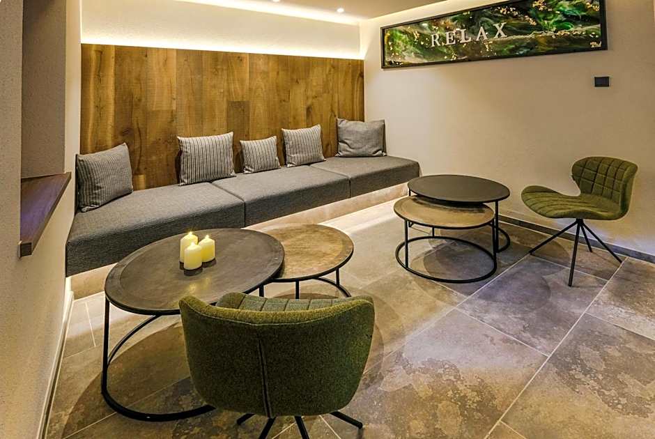 VIER Studios & Restaurant