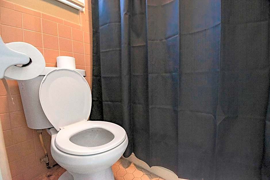 OYO Hotel Calhoun, GA I-75