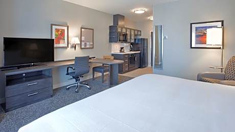 One-Bedroom King Suite with Communications Accessible Roll-In Shower