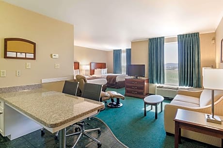 2 Queen Beds, Suite, Nonsmoking