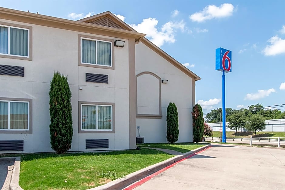 Motel 6 Hutchins, TX