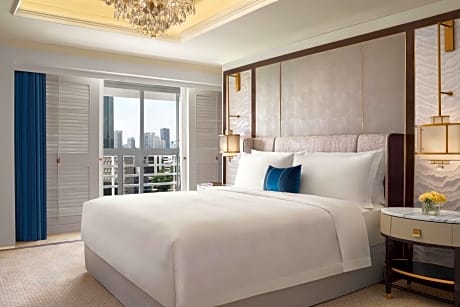 Caroline Astor One-Bedroom King Suite with Balcony