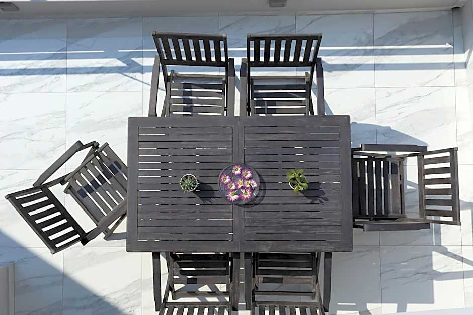 V1935 Luxurious Apartments