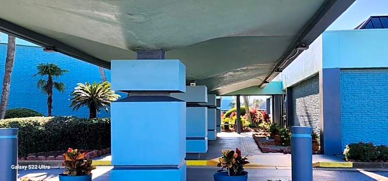 Quality Inn & Suites Gulf Breeze Bayside near Pensacola Beach