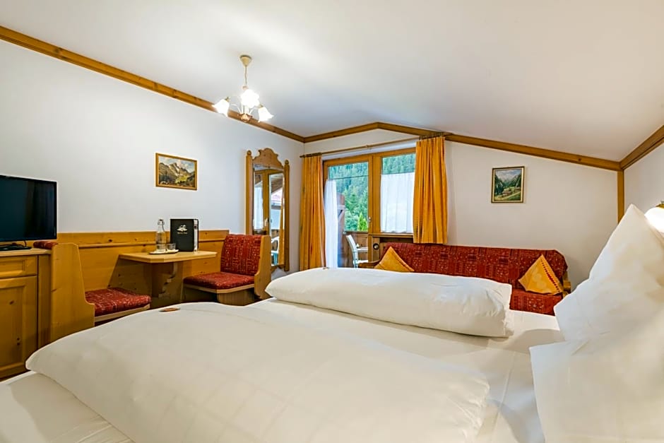 Photo 1 of 4 of Double Room