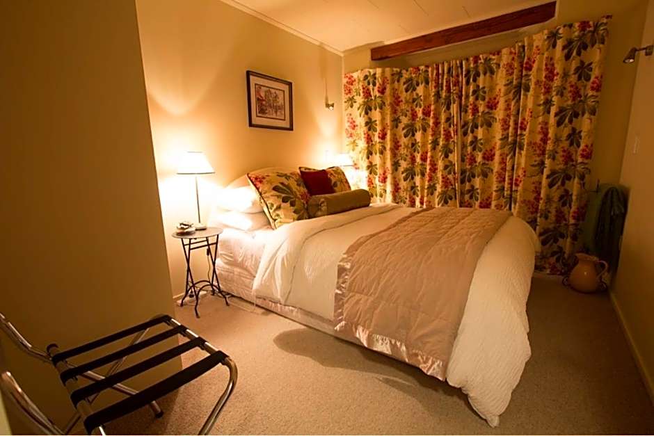 Photo 1 of 11 of Deluxe Studio 1 Queen Bed