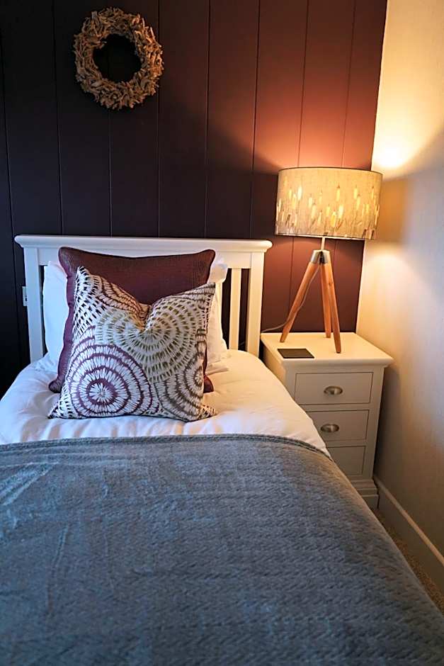 Hollicarrs - The Rushes