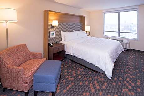 1 King Bed Standard Comm Access Tub