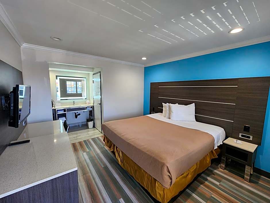Travelodge by Wyndham Fullerton Near Anaheim